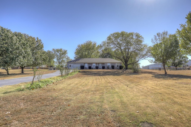 single story home featuring a front lawn