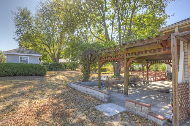 view of yard with a patio and a pergola