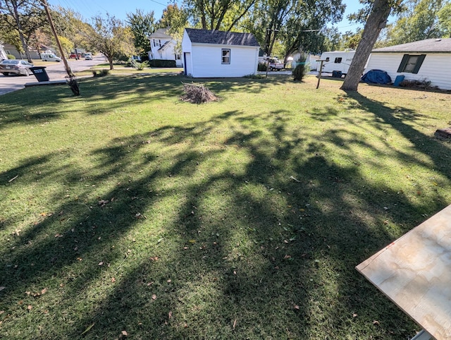 view of yard with an outdoor structure