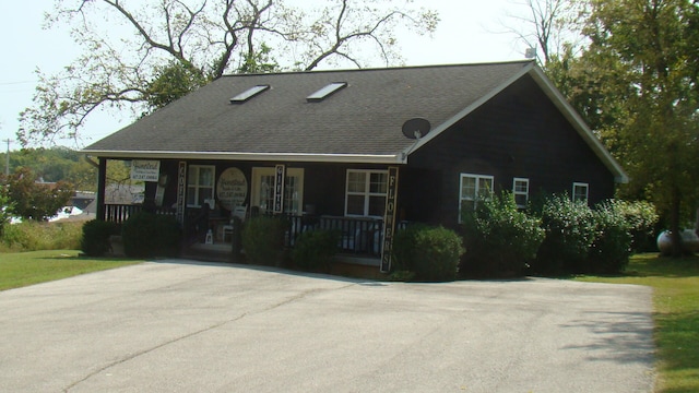 view of front facade with covered porch