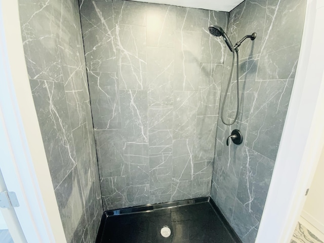 bathroom featuring tiled shower