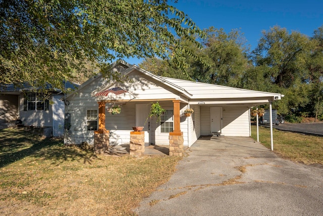 view of front of home with a front lawn and a carport