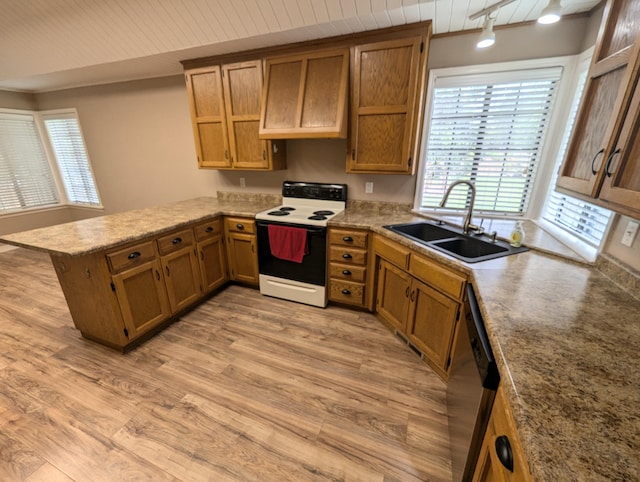 kitchen with sink, light wood-type flooring, electric stove, kitchen peninsula, and wooden ceiling