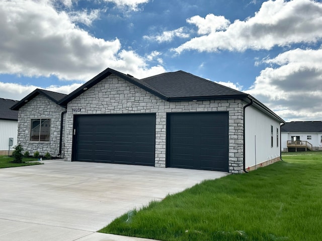 view of front of property featuring a garage and a front yard