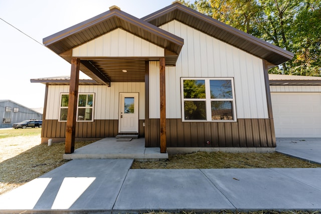 view of front of home with covered porch and a garage