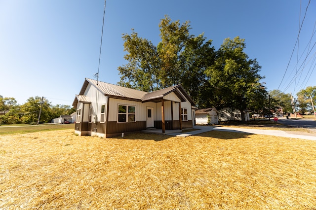 view of front of home with a front yard