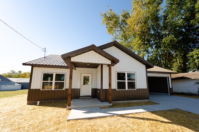 view of front of house featuring a garage