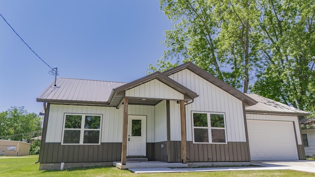 322 W Jefferson St, Bolivar, MO 65613 - modern farmhouse with an attached garage, a front lawn, metal roof, and driveway