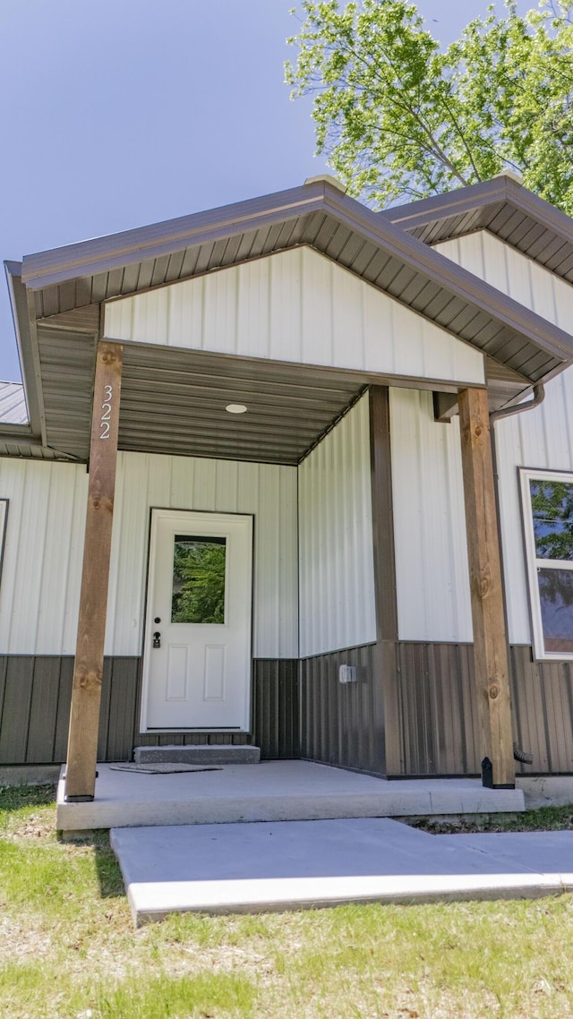 322 W Jefferson St, Bolivar, MO 65613 - property entrance with a carport