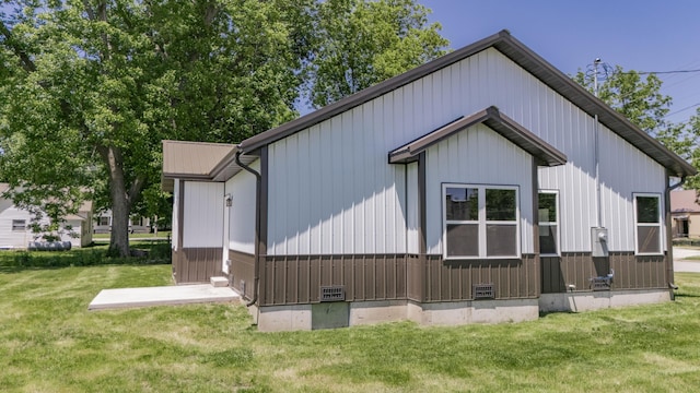 322 W Jefferson St, Bolivar, MO 65613 - view of side of home with a lawn and board and batten siding