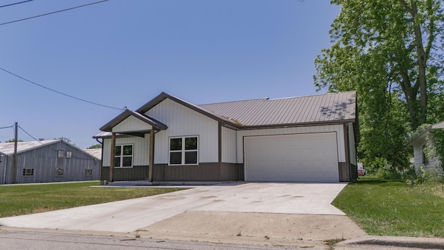 322 W Jefferson St, Bolivar, MO 65613 - modern inspired farmhouse with a front yard, an attached garage, concrete driveway, and metal roof