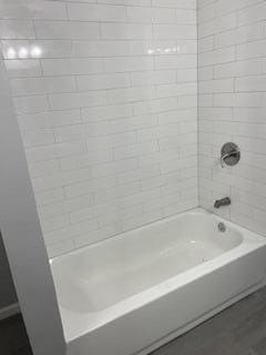 bathroom with tiled shower / bath