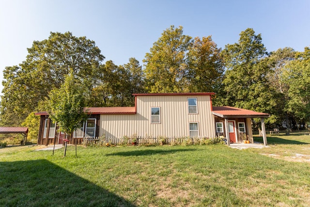 view of front of home featuring a front yard