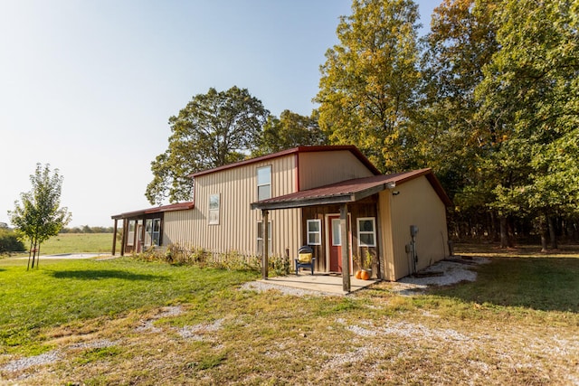 back of house featuring a lawn