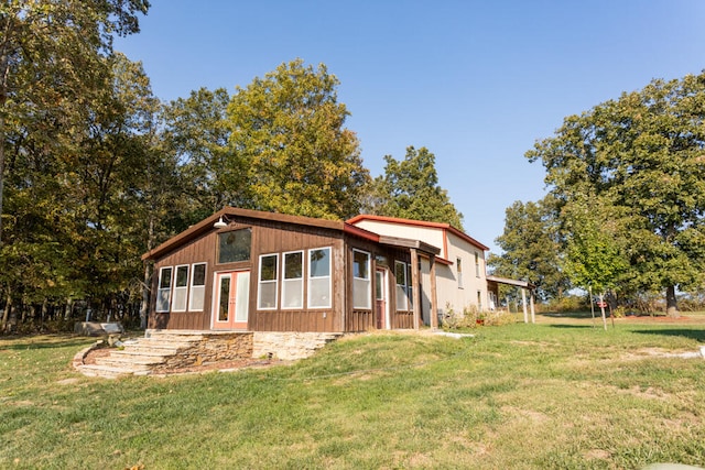 view of front of property featuring a front yard