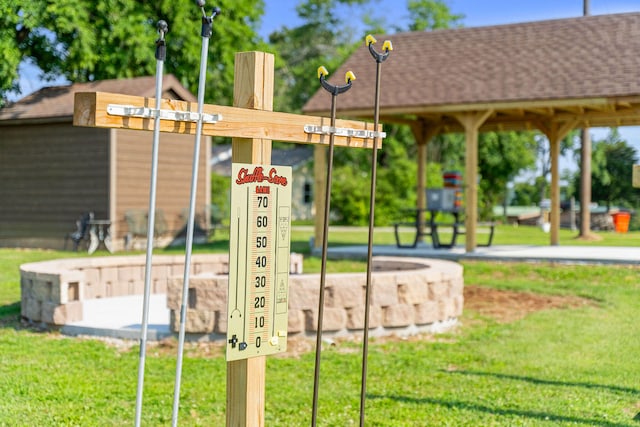 view of property's community featuring a yard