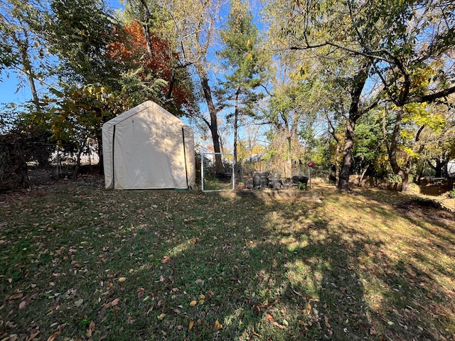 view of yard featuring a shed