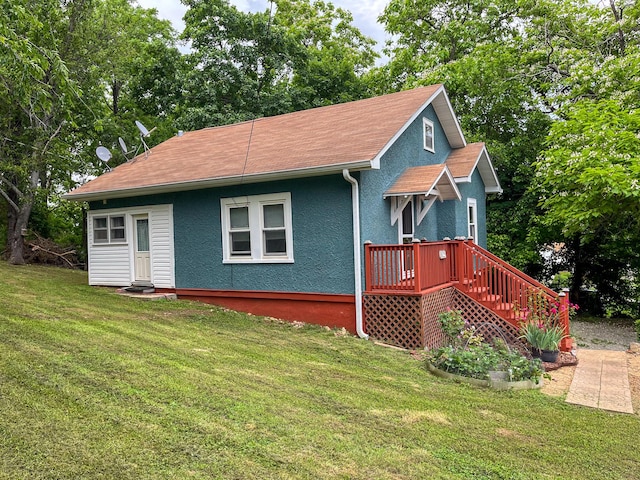 1025 Woodland Ave, West Plains, MO 65775 - view of front facade with a front yard, stucco siding, a deck, and roof with shingles