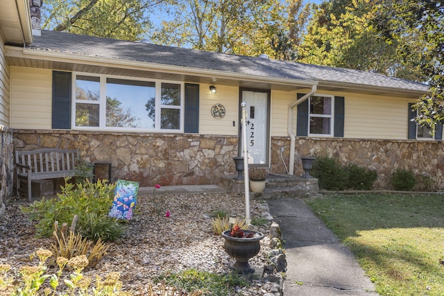 ranch-style home featuring a front lawn