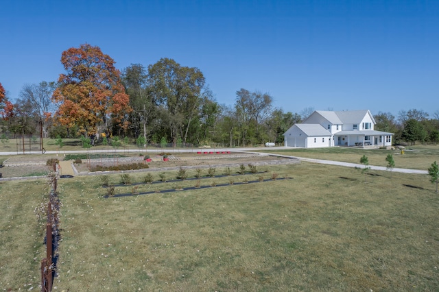 view of yard featuring a rural view