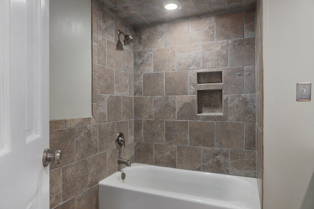 bathroom with tiled shower / bath combo