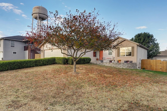 view of front facade featuring a front lawn and fence