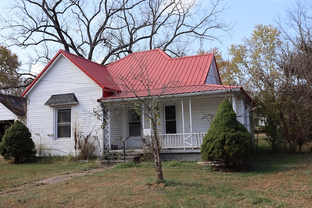 view of front of property with a front lawn and covered porch