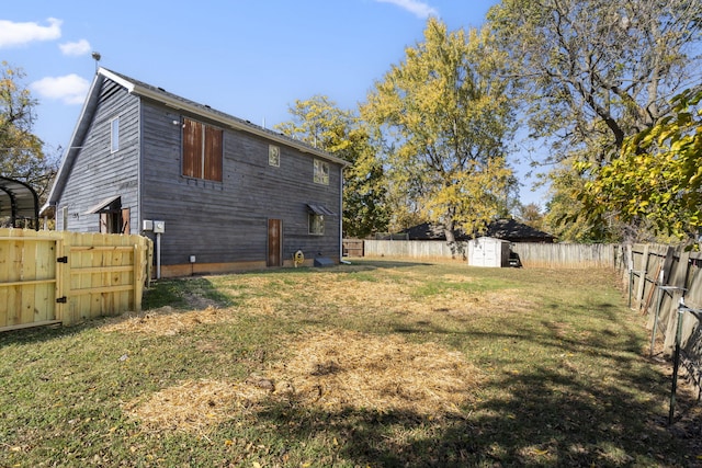 view of yard featuring a storage shed