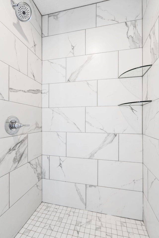 bathroom featuring tiled shower