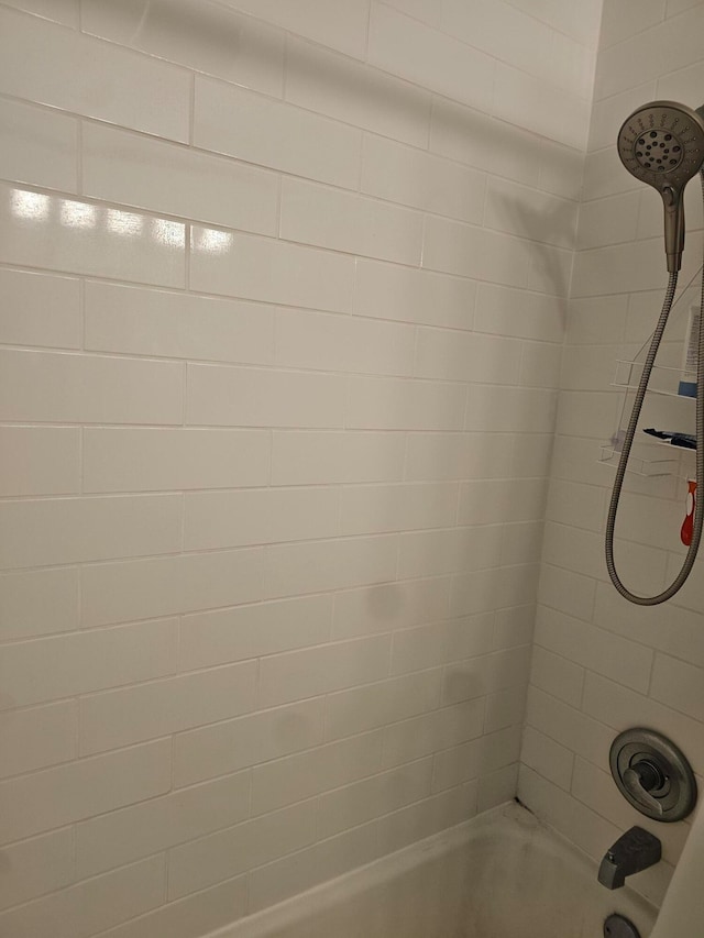 bathroom with tiled shower / bath combo