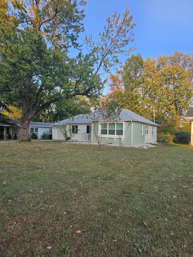 ranch-style house featuring a front yard