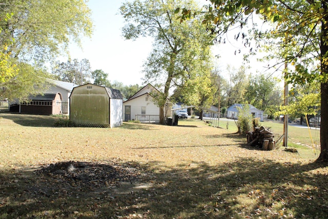 view of yard with a shed