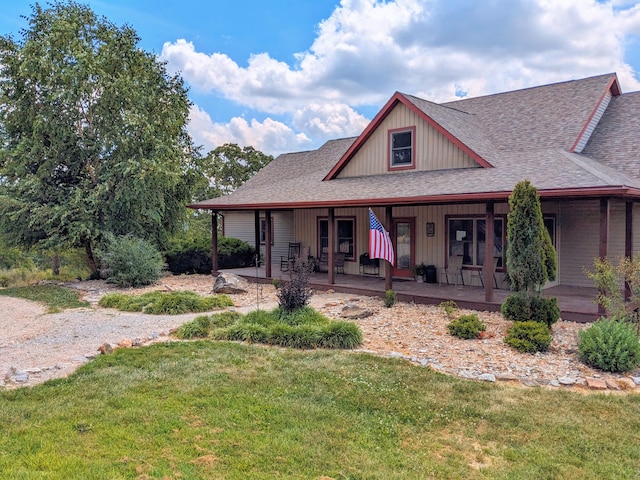 view of front facade with a front lawn and covered porch