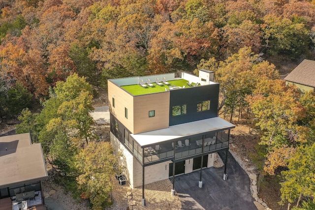 bird's eye view with a view of trees