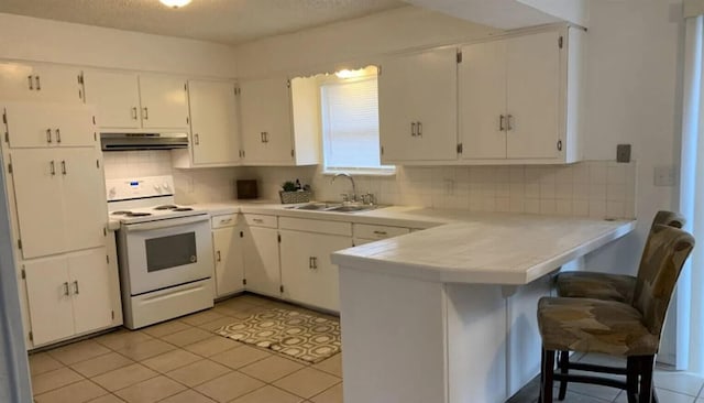 kitchen featuring kitchen peninsula, sink, electric stove, white cabinetry, and tasteful backsplash