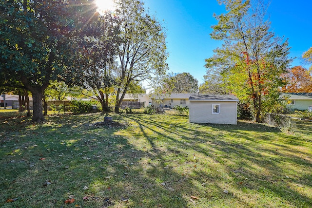 view of yard featuring a storage shed