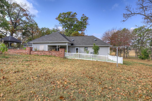 view of front of house featuring a gazebo and a front lawn