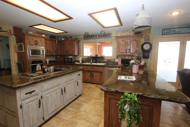 1819 Pleasant Hill Rd, Seymour, MO 65746 - kitchen featuring stainless steel appliances, decorative backsplash, a peninsula, a sink, and a kitchen bar