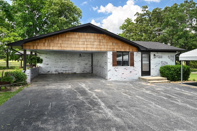 view of front of property featuring a carport