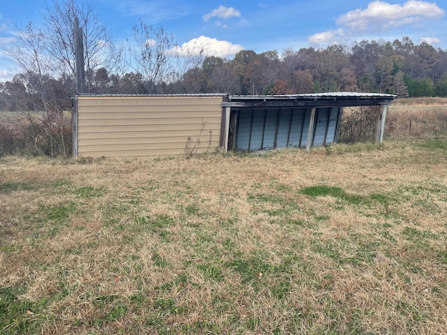 view of yard with an outbuilding