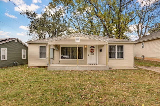 view of front of property with a front lawn and covered porch