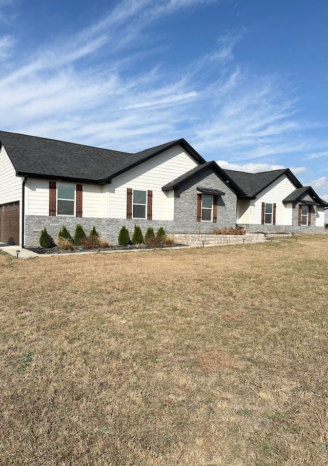 ranch-style house featuring a front yard