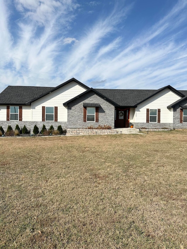 ranch-style house featuring a front lawn