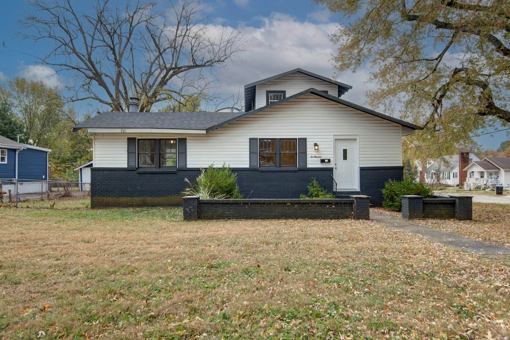 view of front of property with a front lawn