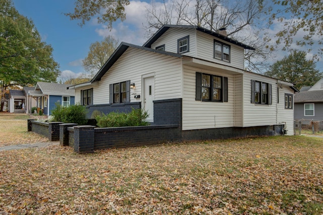 view of front facade with a front yard