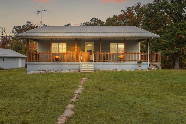 view of front of house featuring a porch and a lawn