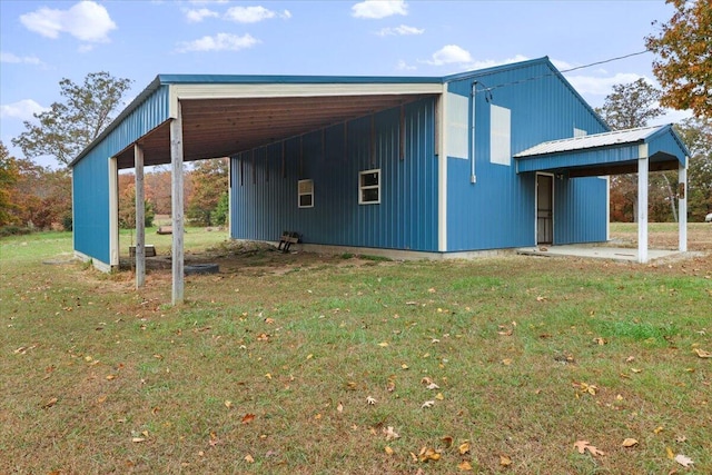 view of side of property featuring a yard