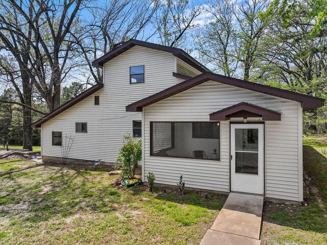 view of front of house with a front lawn