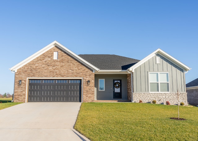 view of front of property featuring a front yard and a garage