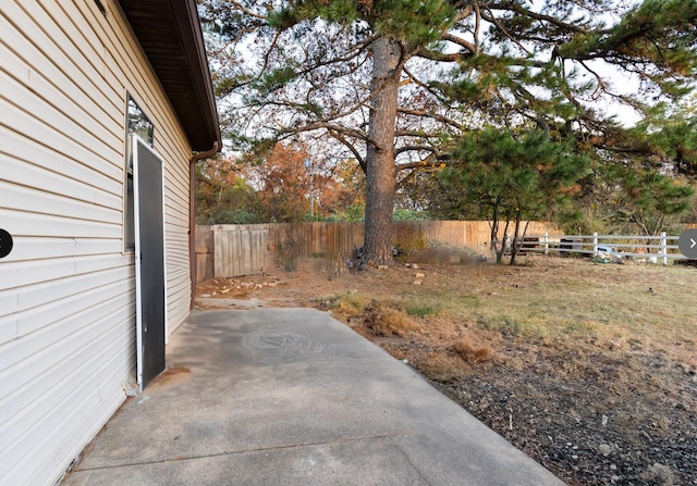 view of yard featuring a patio area